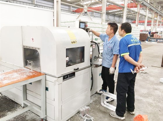 數(shù)控鋁材切割機