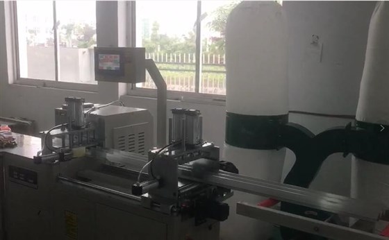 全自動鋁型材切割機(jī)鋸切光伏角碼