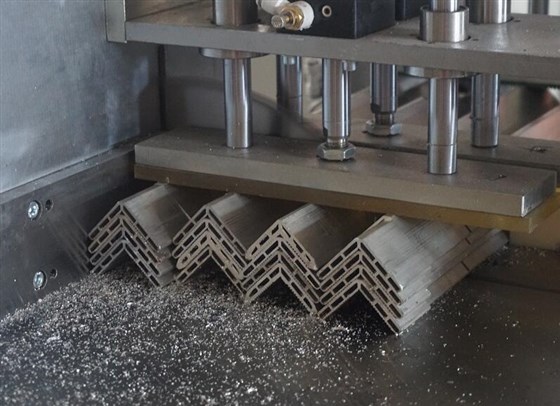 鋁材鋸切設(shè)備 鋁材鋸切設(shè)備