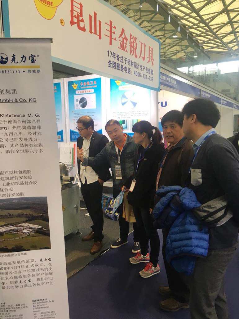 鄧氏機(jī)械門(mén)窗展現(xiàn)場(chǎng)