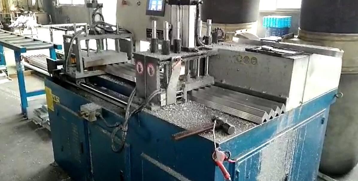 【四川】讓高效率省錢的鋁合金自動(dòng)角碼機(jī)，來(lái)彌補(bǔ)成本劇增的門窗行業(yè)