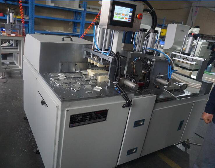 案例|太陽(yáng)能光伏邊/中壓塊沖孔鋸切，一臺(tái)沖切一體機(jī)搞定