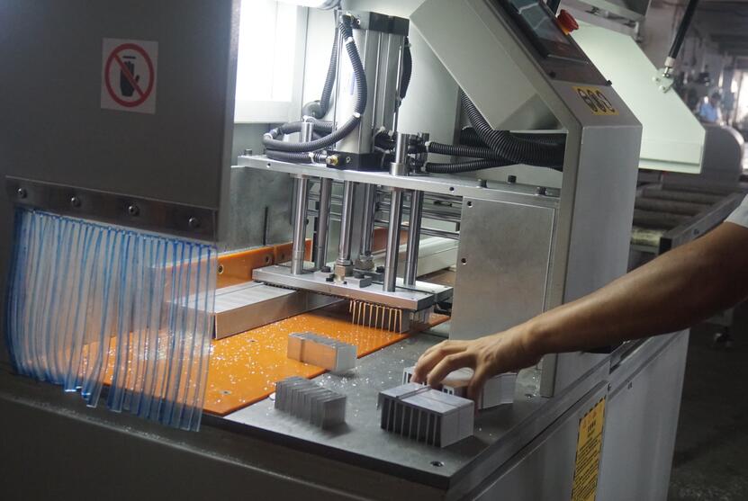 【山東】切割散熱器鋁型材如何選擇好的全自動(dòng)切鋁機(jī)？