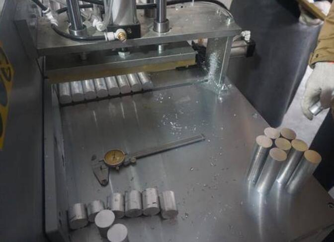 【上?！科嚵闩浼徢羞x擇鄧氏DS-A450-2全自動(dòng)鋸鋁機(jī)