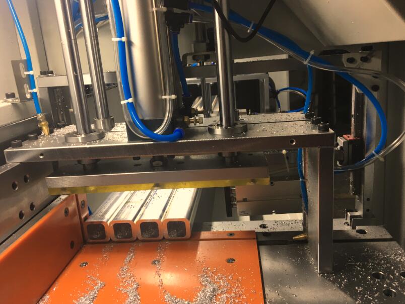 【無(wú)錫】選擇鄧氏高效全自動(dòng)鋁材切割機(jī)，用于方形鋁管手機(jī)外殼材料切割