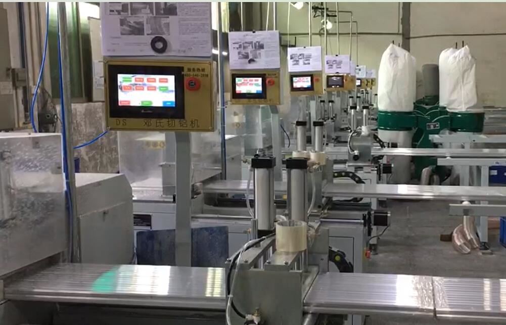 切鋁機(jī)客戶使用現(xiàn)場，8臺切鋁設(shè)備并切，3人操作