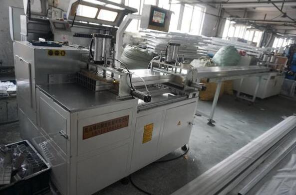 半年內(nèi)在鄧氏訂購3臺全自動切鋁機，初次竟為采購鋸片而來