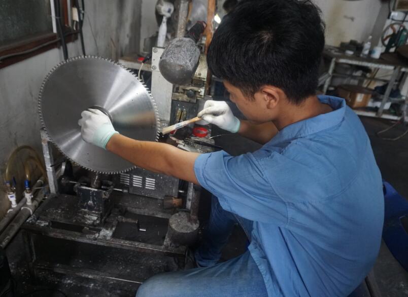 找鄧氏切鋁機(jī)訂購(gòu)切鋁設(shè)備，鋁合金鋸片粘鋁問(wèn)題先被解決