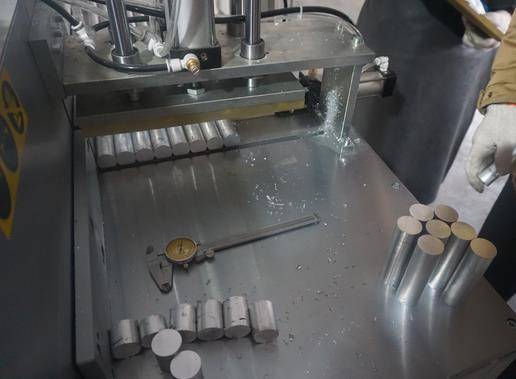 直徑25mm小鋁棒切割機，解決汽車配件廠?？偟臒? title=